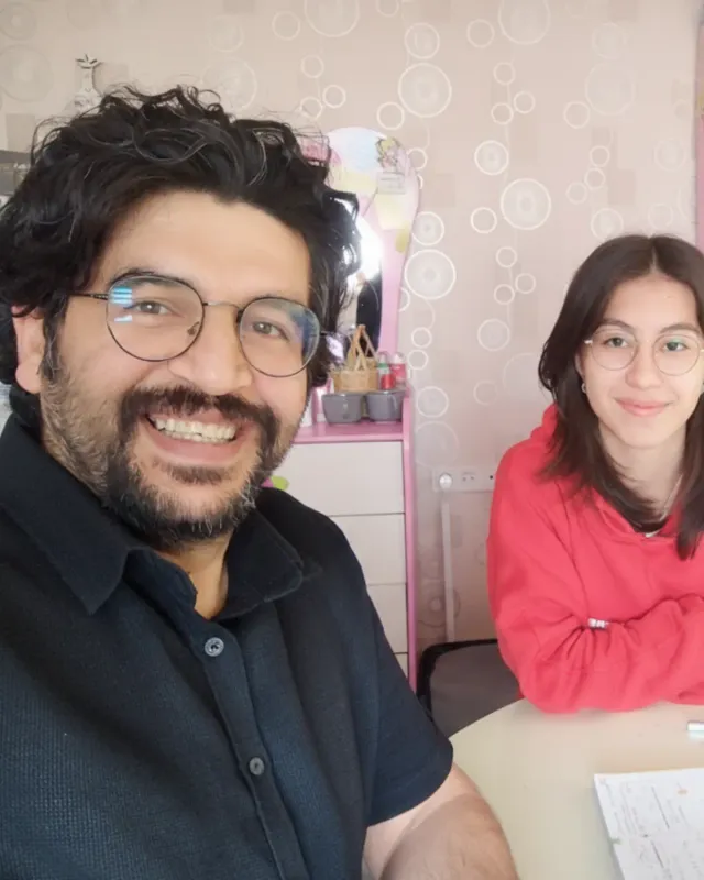 Adem Külük öğrencisiyle birebir matematik dersi çalışırken