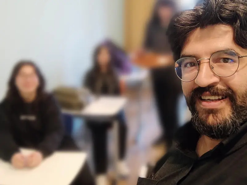 Adem Külük öğrencileriyle ders masasında