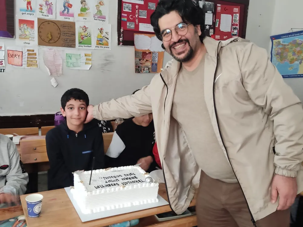 Adem Külük, ortaokul öğrencileriyle sınıfta